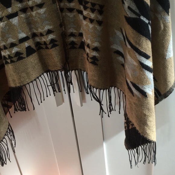Aztec Poncho / Shawl - Picture 6 of 7